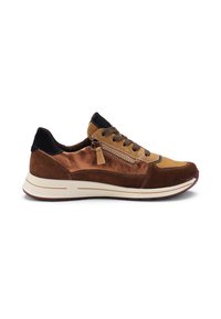 Baskets en suede marron et beige avec une surface texturée, fermeture à lacets et un col rembourré noir. Présente une fermeture éclair sur le côté et une semelle blanche.