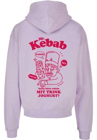 Lys lilla hettegenser med et grafisk trykk av en tegneserie-kokk som holder en kebab, med røde tekster som inkluderer "Mr. Kebab" og lekne bildetekster.
