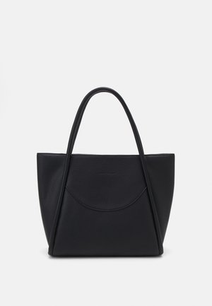 Bolsa tote de cuero negro con parte superior redondeada, dos asas, superficie texturizada y un diseño minimalista. Sin herrajes visibles ni patrones.