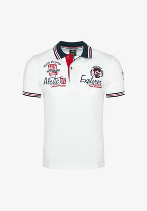 Polo blanco con cuello azul marino, puños con rayas rojas y azul marino, y texto y parches con temática de Explorador Ártico en rojo, azul marino y negro.