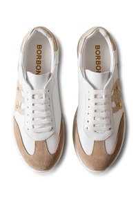 Baskets en cuir blanc avec des accents en suède beige, présentant un design texturé et un détail de logo doré. Fermeture à lacets à six œillets.