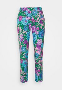 Bloemenbroek in levendige kleuren met een roze basis, blauwe en paarse bloemen, groene bladeren en een aansluitend model.