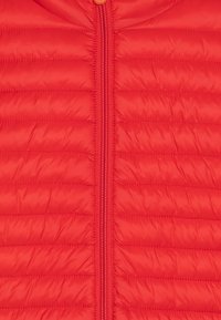 Rote Puffer-Weste mit vertikaler Steppung, durchgehendem Reißverschluss und rundem Ausschnitt. Das Material wirkt leicht und glatt.