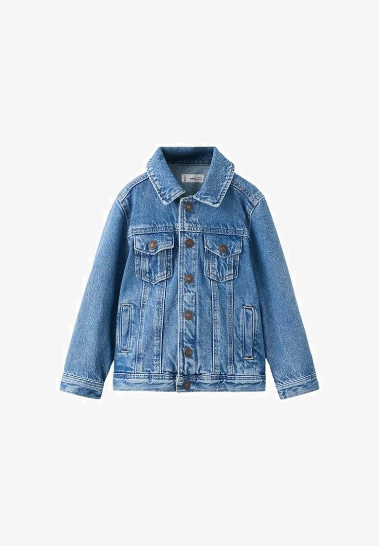 Modra jeansa jakna z zapenjanjem na gumbe, dvema prsni žepoma z gumbi in dvema stranskima žepoma, položena ravno na belem ozadju.