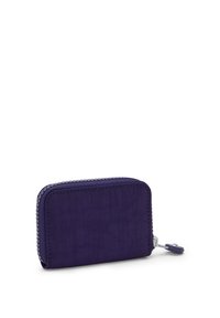 Portafoglio zip in tessuto viola con angoli arrotondati e un piccolo tirante abbinato su uno sfondo bianco.