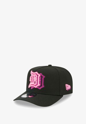 Schwarze Mütze mit strukturiertem Oberteil, das vorne ein pink gesticktes Logo aufweist. Glatte Textur, gebogener Schirm und detaillierte Nähte.