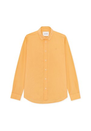 Chemise à manches longues avec boutons, couleur orange clair uni, col boutonné et étiquette de marque à l’intérieur de l’encolure.