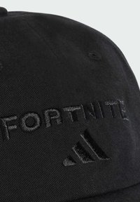 Černá čepice z látky s embosovaným logem "FORTNITE" a logem Adidas. Texturovaný povrch s prošitím a ventilačními otvory.