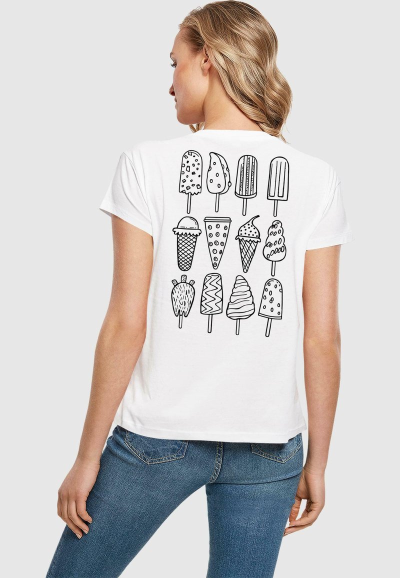Hvid t-shirt med en sort stregtegning af forskellige isdelikatesser på ryggen, herunder ispinde og vafler, med forskellige mønstre.