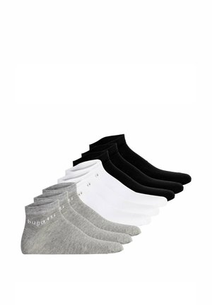 Satz aus neun Knöchelsocken in Grau, Weiß und Schwarz, nebeneinander auf weißem Hintergrund angeordnet.