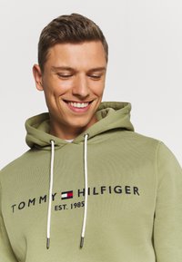 Tommy Hilfiger LOGO HOODY - Džemperis su gobtuvu - faded olive