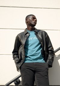 Calvin Klein FRONT LOGO - T-shirt estampada - foamy ocean