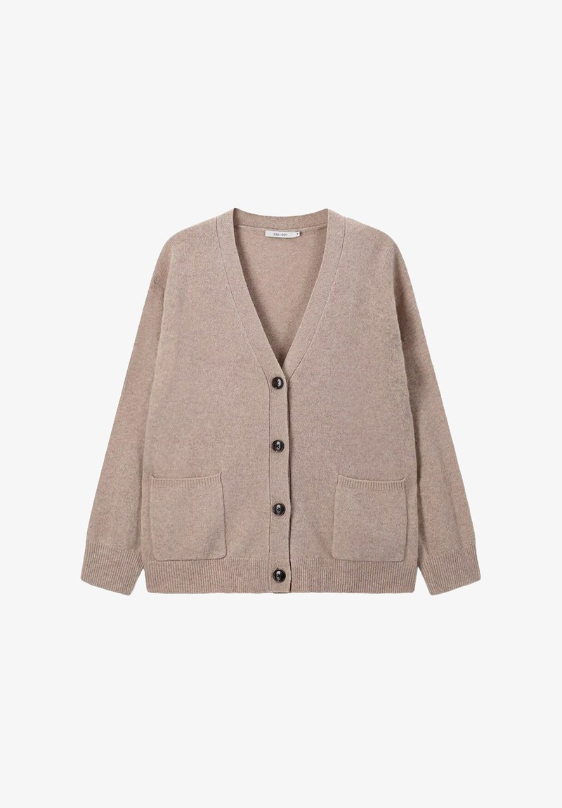 Cardigan en laine beige avec un col en V, six boutons sur le devant, deux poches avant et des poignets et un ourlet côtelés. Texture douce.