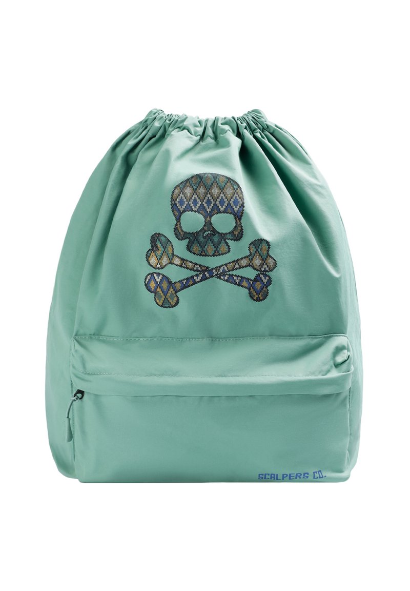 Mochila de cuerdas en verde menta, hecha de tela suave, con un diseño bordado de calavera y huesos cruzados adornado con patrones geométricos.
