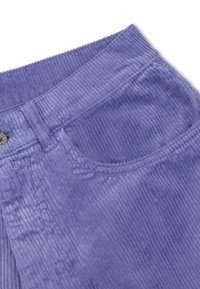 Paarse corduroy stof, met een ribbelstructuur, voorzien van een tailleband en een zakdetail aan de voorkant. Zichtbare metalen knoopaccent.
