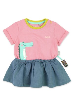 Robe rose à manches courtes avec un col à accents verts. Présente un design de dinosaure vert sur la poitrine et une jupe volantée de style denim.