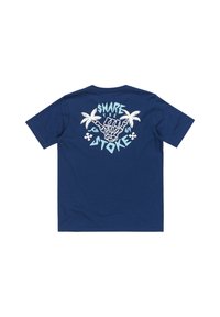 Námořnická modrá bavlněná t-shirt s krátkými rukávy. Na zadní straně má grafický potisk s palmami, text "SDÍLEJTE NADŠENÍ" a design ruky.