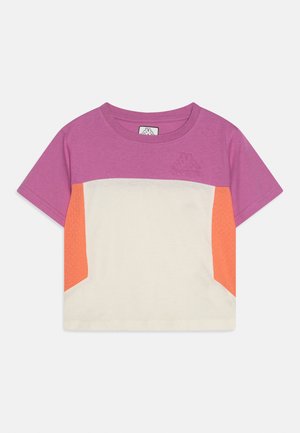 Lühikeste varrukatega cropped topp lillade õlgade, kreemika keskosa ja oranžide külgpaneelidega, millel on vasakul rinnal tagasihoidlik logo.