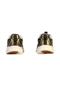 Zapatillas deportivas con una parte superior de verde metálico oscuro, suela blanca, cuello acolchado y una lengüeta trasera. Acabado texturizado y acentos en contraste.