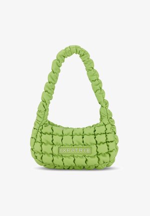 Borsa verde gonfiata realizzata in materiale morbido e testurizzato, con una maniglia corta e una forma rettangolare. Presenta un'etichetta in pelle naturale con la scritta "EXPATRIE."