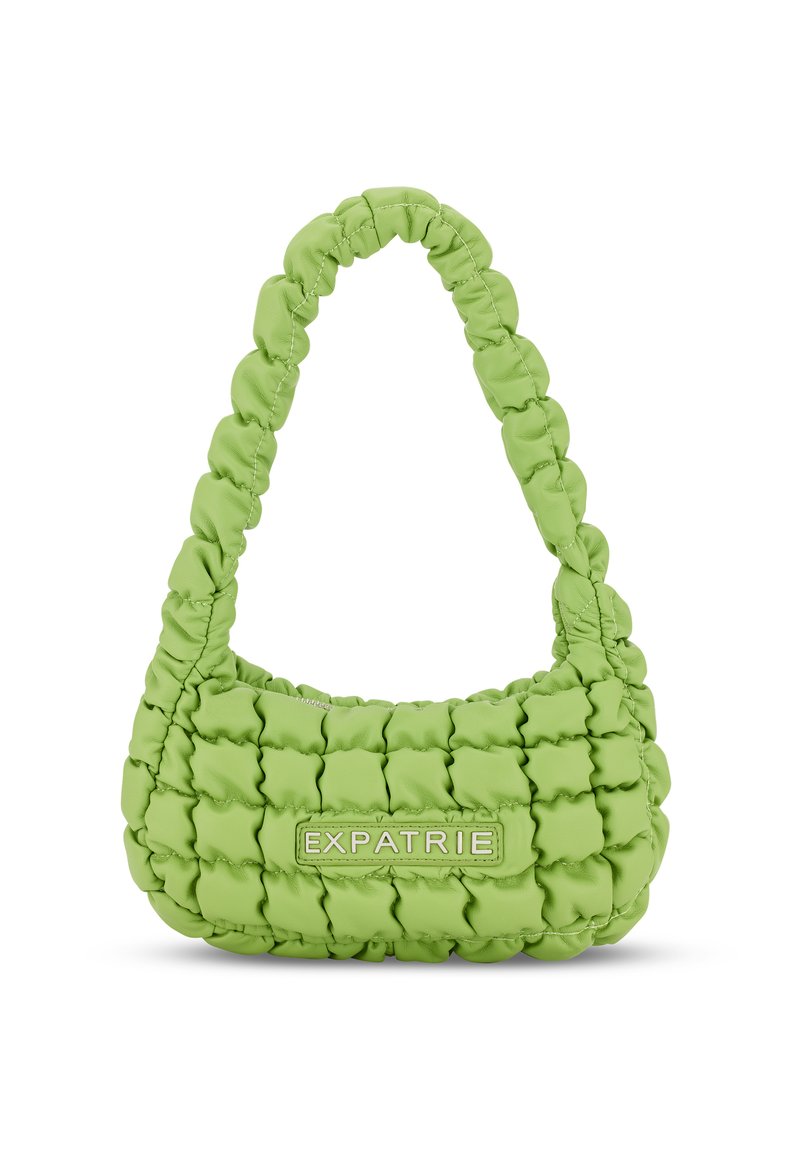 Geantă verde umflată realizată dintr-un material moale și texturat, cu o mână scurtă și o formă rectangulară. Are o etichetă din piele naturală pe care scrie "EXPATRIE."