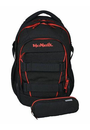 Sac à dos noir avec des accents rouges et le logo McNeil, avec plusieurs compartiments et des bretelles réglables, accompagné d'une trousse assortie.