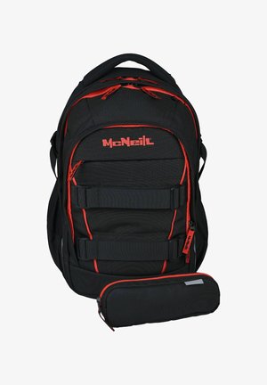 Zwarte rugzak met rode accenten en McNeil-logo, met meerdere vakken en verstelbare riemen, vergezeld van een bijpassend etui.