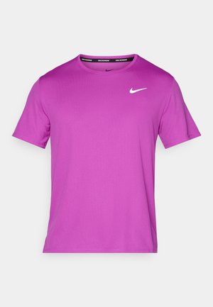 Lilla kortærmet atletisk skjorte lavet af letvægtsstof, med et hvidt Nike swoosh-logo på det øverste venstre bryst.