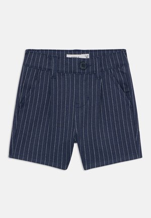 Shorts rayés bleu marine en tissu texturé, avec une fermeture à bouton, des poches avant et une conception ajustée pour un look fitted.