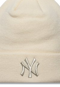 Beanie in maglione di colore crema con risvolto e logo NY ricamato in grigio chiaro sul davanti. Texture morbida, parte superiore arrotondata.