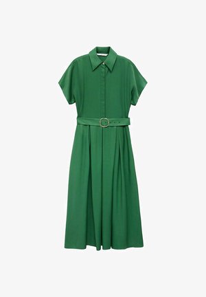 Grøn kjole lavet af let stof, med kravehalsudskæring, korte ærmer, bælte i taljen og plisseret nederdel.