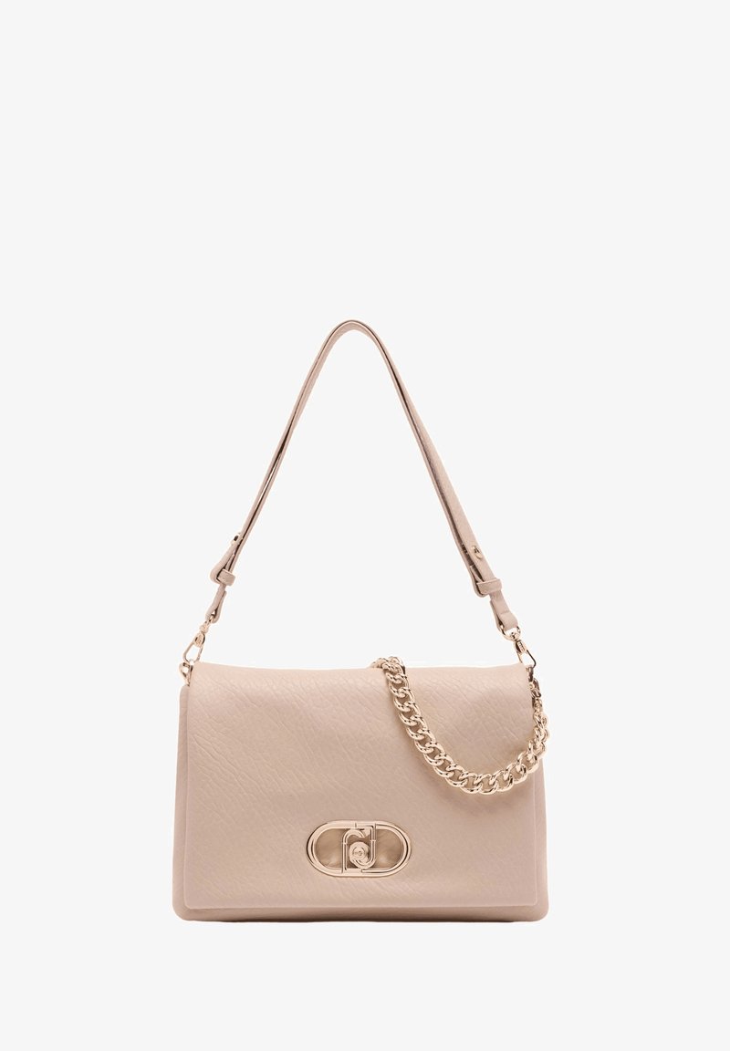 Borsa a mano beige in pelle con superficie testurizzata, forma rettangolare, tracolla a catena staccabile e dettaglio di una chiusura in metallo dorato sul davanti.