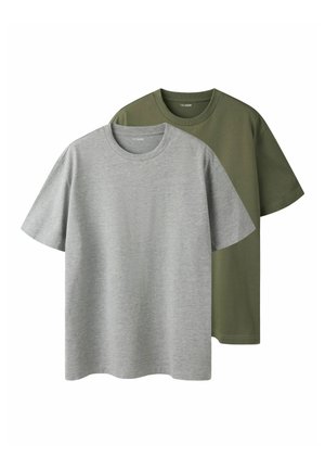Twee effen t-shirts met ronde hals en korte mouwen, één lichtgrijs vooraan en één olijfgroen achteraan, getoond op een witte achtergrond.