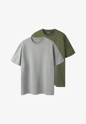 Zwei schlichte T-Shirts mit Rundhalsausschnitt und kurzen Ärmeln, eines hellgrau vorne und eines olivgrün hinten, auf weißem Hintergrund dargestellt.