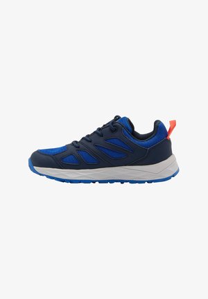 Scarpa atletica blu con tomaia sintetica blu scuro, pannelli in rete, suola in gomma e intersuola bianca. Presenta occhielli e una linguetta arancione sul tallone.