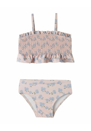 Rožinės spalvos dviejų dalių maudymosi kostiumėlis su mėlynu gėlių raštu, kuriame yra rauktas viršutinis sluoksnis su plonomis petnešėlėmis ir derančios bikinio apačios.