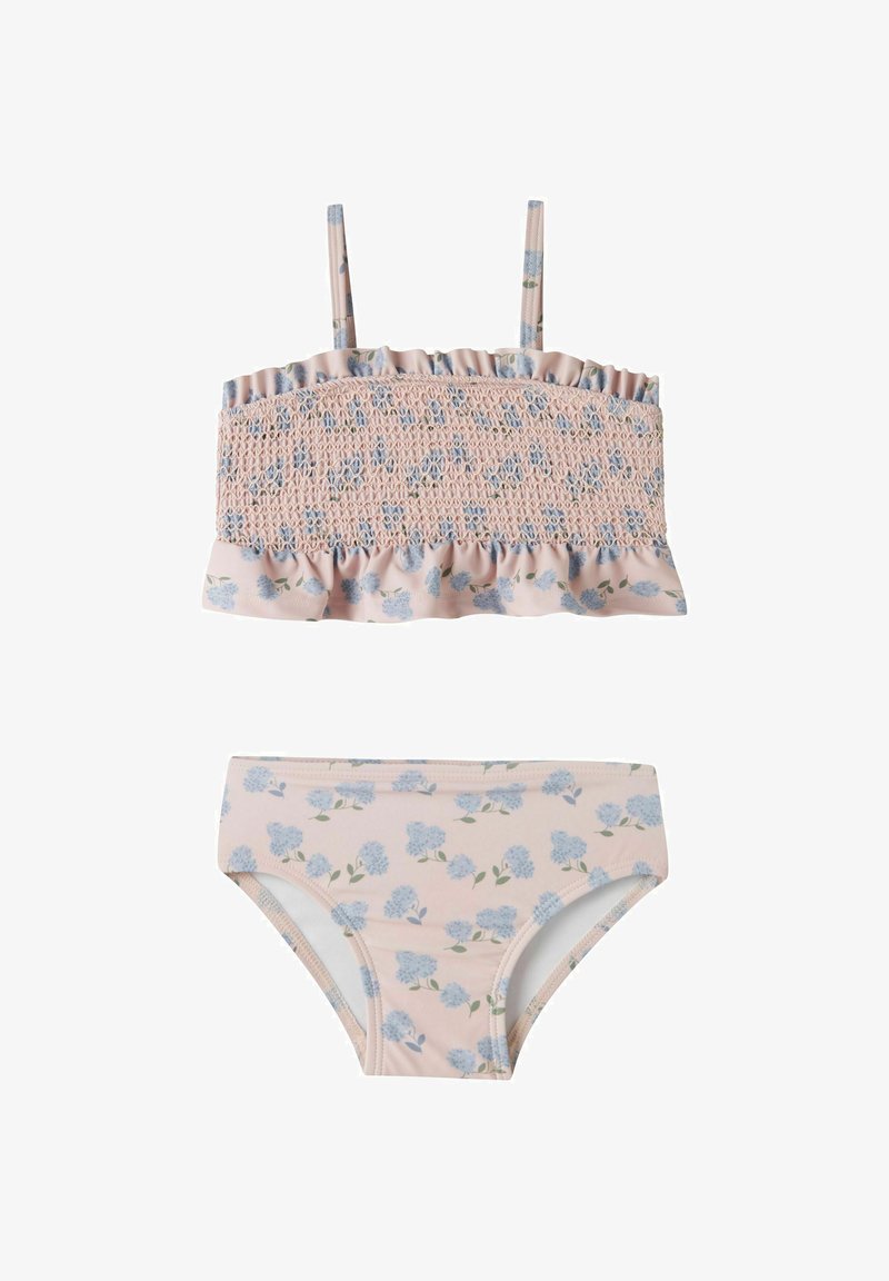 Maillot de bain deux-pièces rose avec motif floral bleu, comprenant un haut court à volants froncés avec fines bretelles et un bas de bikini assorti.