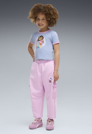 Puma, PUMA X DORA THE EXPLORER T7 RELAXED BARREL-HOSE. - Cargobroek - mauve glow
