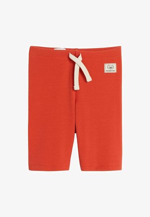 Rode geribbelde shorts met een elastische tailleband, voorzien van een crèmekleurige trekkoord en een klein logo-patch aan de zijkant. Glad textuur.