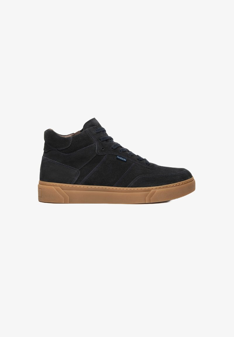 Sneakers alta in suede blu scuro con suola in gomma beige, dotate di lacci sul davanti e dettagli sui pannelli laterali.