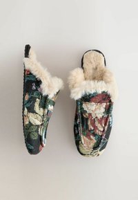 Bloemmotief slippers met een zwarte, textuurstof bovenkant en zachte beige nepbont voering, open achterkant ontwerp en rubberen zolen.