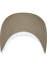 Khaki színű baseball sapka, varrott részletekkel, fehér alsó résszel, ívelt formával és texturált felülettel.