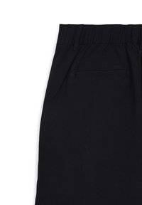 Schwarze Hose mit elastischem Bund, ausgestattet mit einer Gesäßtasche. Hergestellt aus einem glatten, leichten Stoff mit geradem Schnitt.