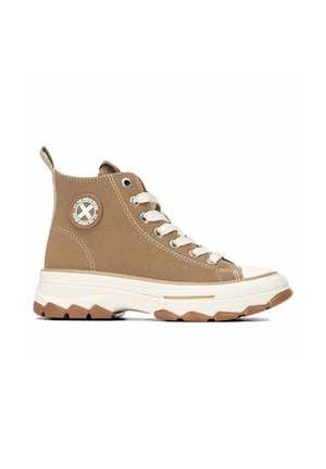 Zapatilla alta de lona marrón con cordones blancos, suela blanca gruesa, suela marrón resistente y parche redondo con logotipo en el lado del tobillo.