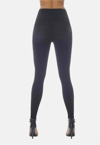 Czarne legginsy o wysokim stanie z gładkiego, elastycznego materiału, z fałszywymi tylnymi kieszeniami i dopasowanym krojem. Sandały w zestawie.