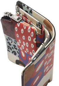 Kompaktowy, wielokolorowy portfel z tkaniny z abstrakcyjnymi wzorami, z zamkiem błyskawicznym, miejscami na karty i przegródką na zatrzask, częściowo otwarty.