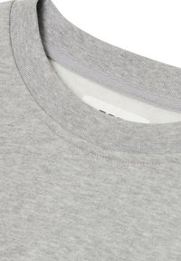 Tricou gri cu guler rotund ribbed, căptușit interior moale și material texturat neted, cu detalii subtile de model heathered.