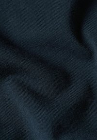 Tessuto a coste blu navy con una texture liscia e una leggera lucentezza, che mostra morbide pieghe e lievi variazioni nella luce.