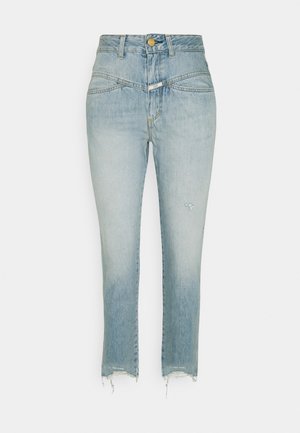 Jasnoniebieskie jeansy z denimu z wysokim stanem, z guzikiem z przodu, blakniętym wykończeniem, lekkim przetarciem na prawej udzie i postrzępionymi, podwiniętymi nogawkami.