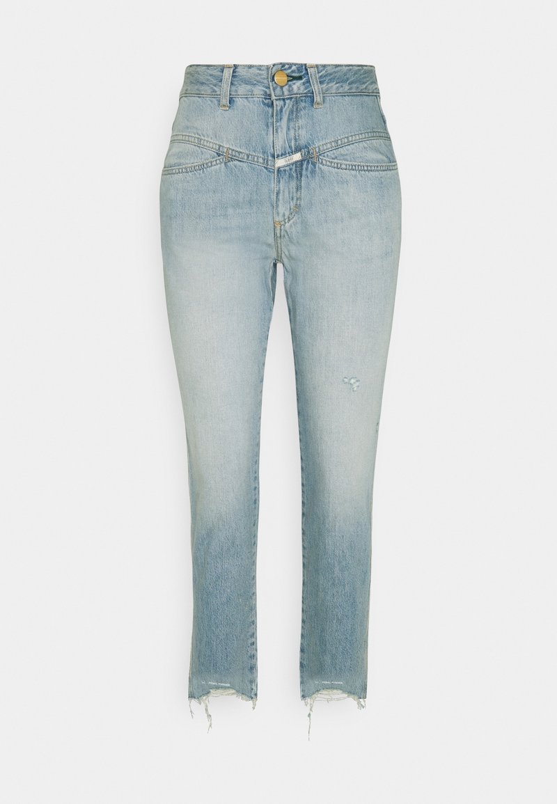 Jean en denim bleu clair taille haute avec bouton devant, lavage délavé, légère usure sur la cuisse droite et ourlets roulottés effilochés.